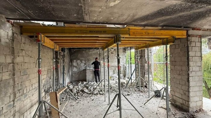 Львів відновлює будинок на Виговського після ракетного удару: перекриття між поверхами вже готові