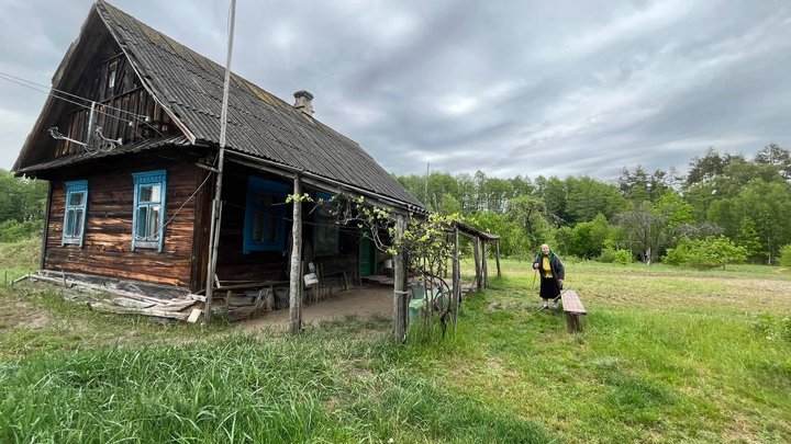 Садить город та носить воду з криниці: у 91 рік волинянка сама живе та господарює на хуторі