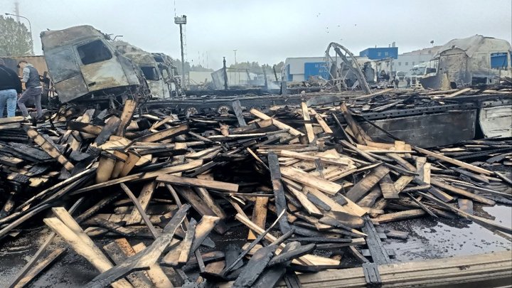 «Якби був на місці ще встигнув би спасти»: водії вантажівок на Волині рахують збитки після атаки РФ