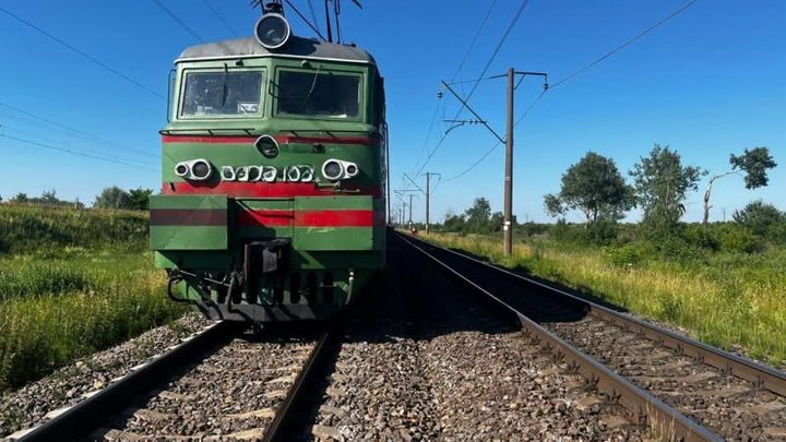 Трагедія на залізниці: на Львівщині потяг збив молодого чоловіка, який лежав на коліях