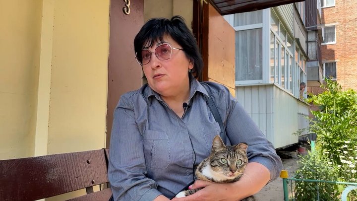 Донька власниці кота Лариса Мугако у Прилуках