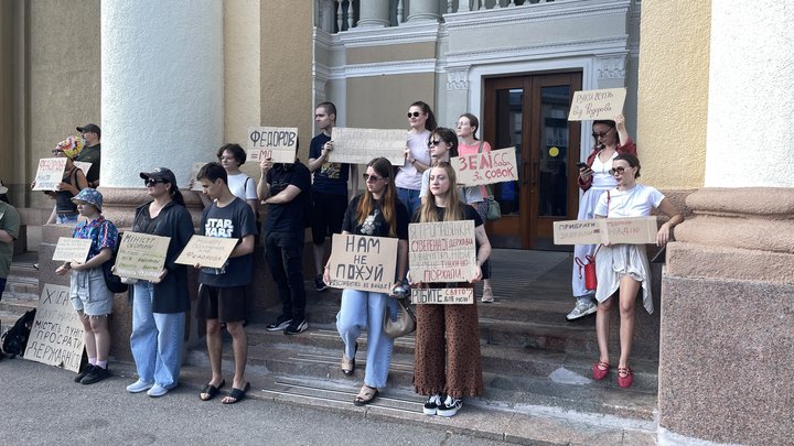 У Полтаві люди вийшли на мітинг проти відставки міністра оборони Михайла Федорова У Полтаві люди вийшли на мітинг проти відставки міністра оборони Михайла Федорова
