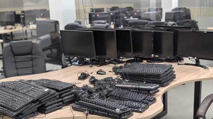 У Луцьку поліція викрила шахрайський кол-центр із щомісячним доходом понад 500 тисяч доларів У Луцьку поліція викрила шахрайський кол-центр із щомісячним доходом понад 500 тисяч доларів