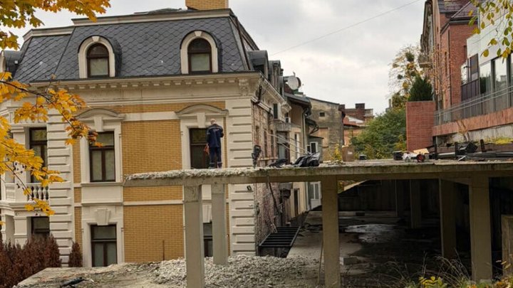 У Львові почали зносити незаконну триповерхову будівлю, яка “маскувалася” під підпірну стінку біля Стрийського парку