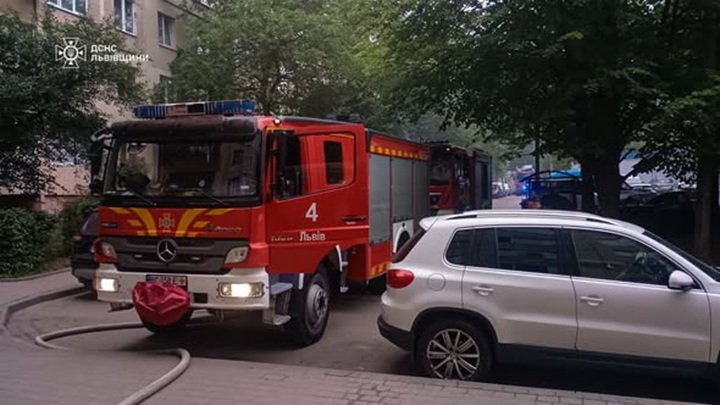 Пожежа на горищі львівської дев’ятиповерхівки: рятувальники ліквідували займання за годину, постраждалих немає