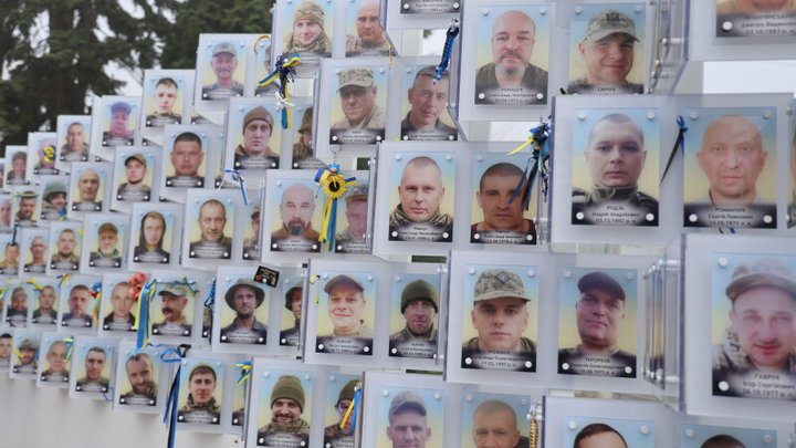 У Луцьку відкрили фотостенд «Живемо з надією. Пам’ятаємо. Чекаємо» У Луцьку відкрили фотостенд «Живемо з надією. Пам’ятаємо. Чекаємо»