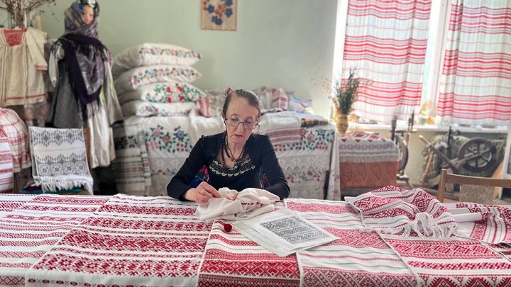 500 рушників та не менше 200 сорочок вишила технікою занизування волинська майстриня