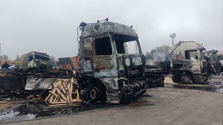 «Якби був на місці ще встигнув би спасти»: водії вантажівок на Волині рахують збитки після атаки РФ