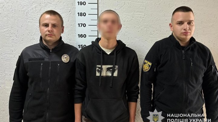 Мешканець Львівщини вкрав телефон і гаманець у сусіда та зняв із його картки майже 2000 доларів — йому загрожує до 8 років ув’язнення