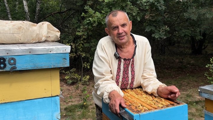 «Бджолярство — це життя»: волинянин доглядає пасіку та їздить на схід як військовий капелан «Бджолярство — це життя»: волинянин доглядає пасіку та їздить на схід як військовий капелан