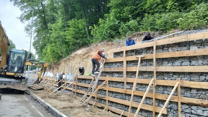 Підпірна стінка з габіонів на Личаківській: роботи виконано наполовину, більшість — вручну