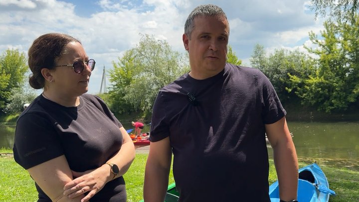 Спосіб відволіктися: військові з дружинами та дітьми веслували на байдарках на річці Стир у Луцьку Спосіб відволіктися: військові з дружинами та дітьми веслували на байдарках на річці Стир у Луцьку