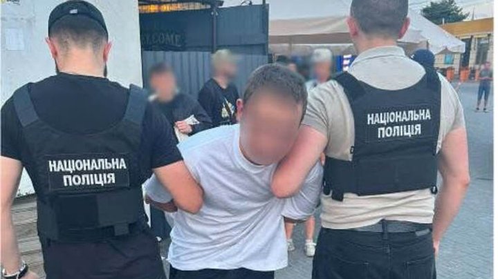Шахраї з Києва виманили у 72-річного львів’янина понад 16 тисяч доларів, переконавши його, що донька потребує термінової операції після ДТП