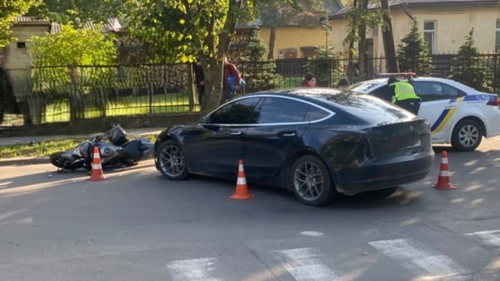 У Львові Tesla зіткнулася з мотоциклом: постраждалого чоловіка госпіталізували