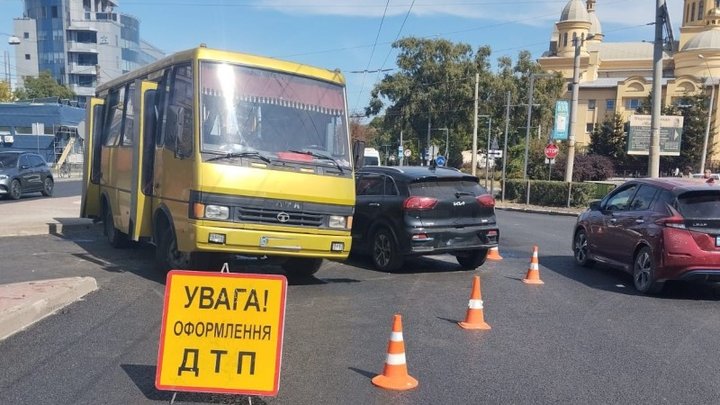 У Львові автобус зіткнувся з легковиком: десятеро людей отримали травми