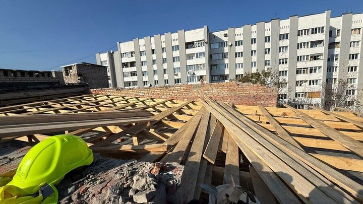 У Львові рятувальники зводять тимчасовий дах над зруйнованим ракетним ударом будинком на Патона