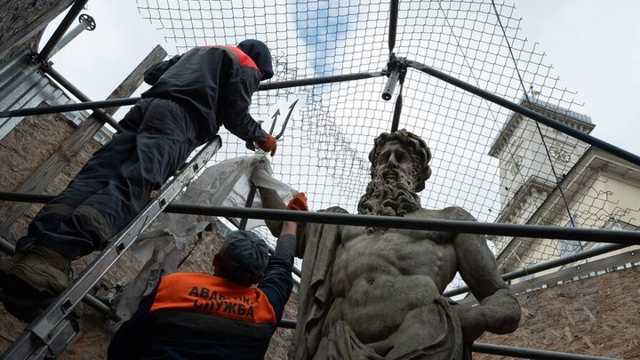 У Львові тріщина загрожує розколом руці скульптури Нептуна на площі Ринок