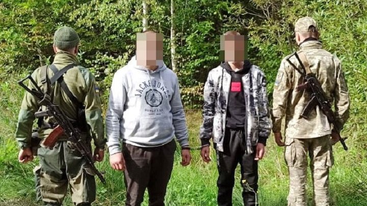 У Чернівецькій області затримали десятьох чоловіків, які намагалися незаконно потрапити до Молдови й Румунії про