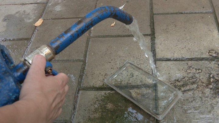 Лучани скаржать на низький тиск води