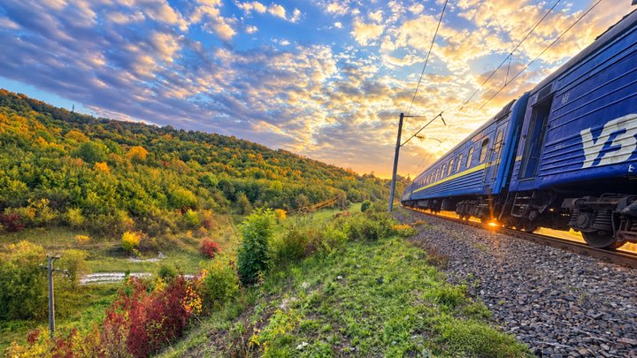 На Львівщині потяг смертельно травмував чоловіка, який несподівано опинився на коліях