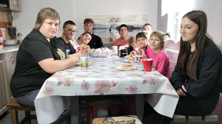 «В нас як в мурашнику»: родина з Волині виховує 13 дітей, з яких 10 — прийомні «В нас як в мурашнику»: родина з Волині виховує 13 дітей, з яких 10 — прийомні