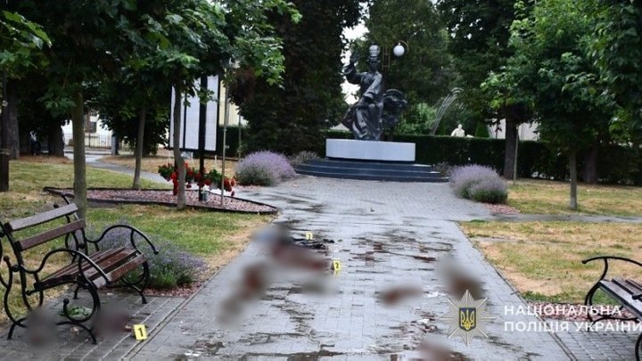 У Яворові чоловік порізав ножем перехожого просто на центральній площі міста — йому загрожує до 8 років в’язниці
