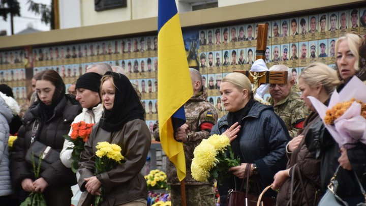 Без батька лишилися семеро дітей: у Луцьку попрощалися з 48-річним Володимиром Тарановичем Без батька лишилися семеро дітей: у Луцьку попрощалися з 48-річним Володимиром Тарановичем