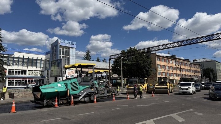 Ремонт у розпалі: на Городоцькій у Львові вкладають асфальт і запровадили реверсний рух