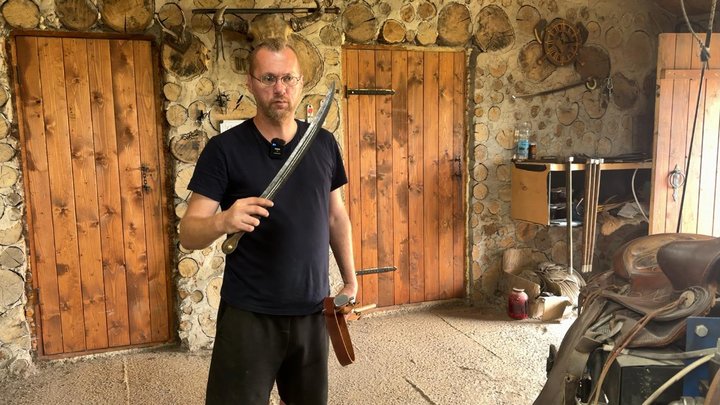«Береш інструмент у руки, навушники у вуха і працюєш»: ветеран війни з Волині кує холодну зброю