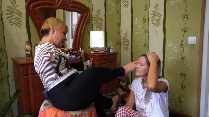 Жителька Тернопільщини все робить ногами: вона народилася без рук
