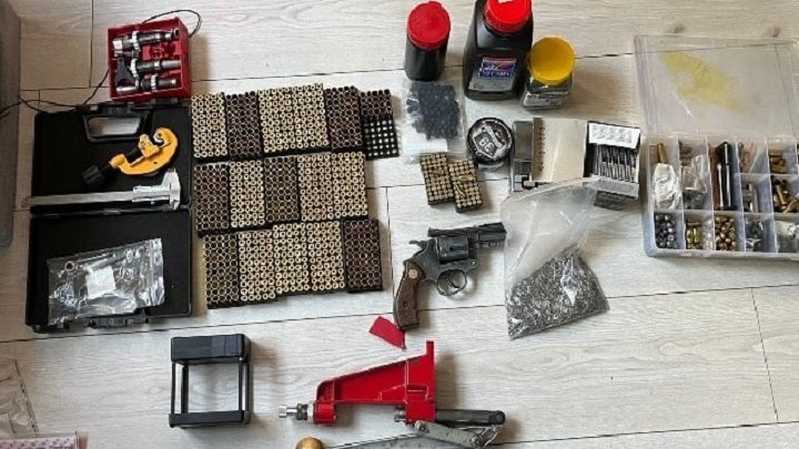 Житель Дніпра торгував боєприпасами на Львівщині: у нього вилучили понад тисячу патронів і засоби для виготовлення зброї