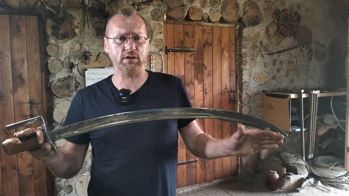 «Береш інструмент у руки, навушники у вуха і працюєш»: ветеран війни з Волині кує холодну зброю