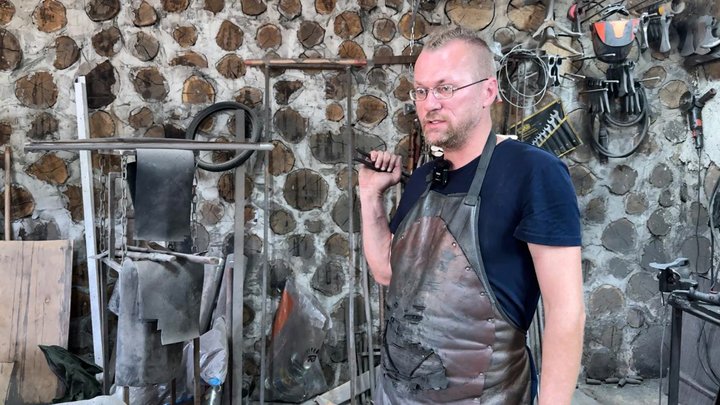 «Береш інструмент у руки, навушники у вуха і працюєш»: ветеран війни з Волині кує холодну зброю