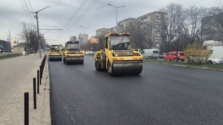 Вулиця Стрийська у Львові: ремонт непарної сторони, виділена смуга для громадського транспорту та збереження руху під час робіт