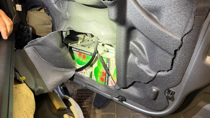 Заголовок: На Львівщині митники знайшли у дверях та колісних арках авто рідини для вейпів на 600 тисяч гривень