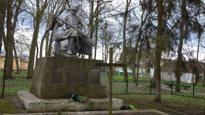 Пам'ятник радянським солдатам у Тучині