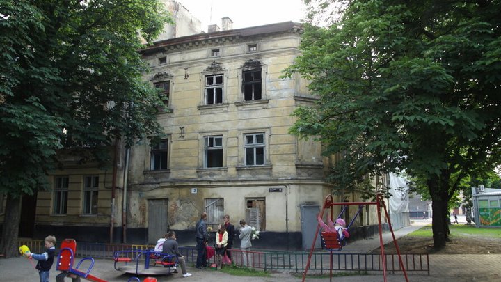 Пам’ятки архітектури під загрозою знищення: Львівська міськрада вимагає від сім’ї Дубневичів врятувати історичні будівлі в центрі міста