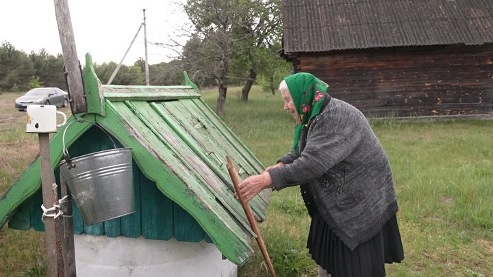 Садить город та носить воду з криниці: у 91 рік волинянка сама живе та господарює на хуторі