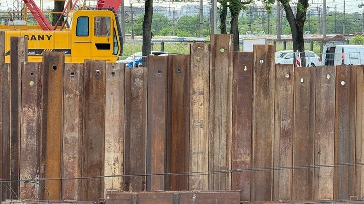 Будівництво шляхопроводу у Львові: завершено монтаж шпунтової огорожі, роботи тривають за графіком