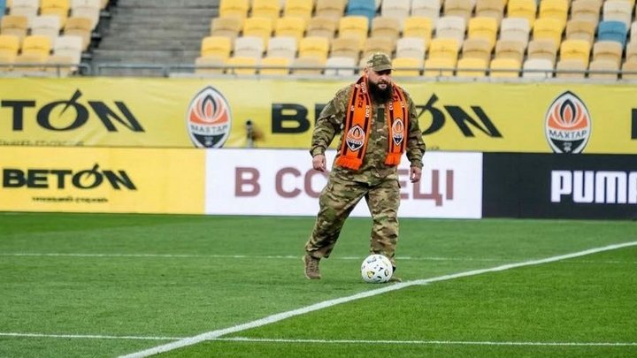 Поліцейський-ветеран, який втратив ногу на фронті, відкрив матч Шахтар-Колос у Львові