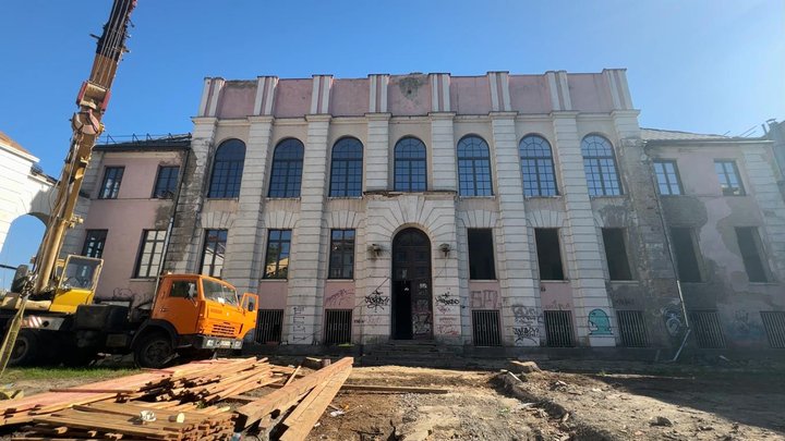 У Будинку офіцерів у Луцьку демонтували половину плитки-пам'ятки архітектури: у чому причина