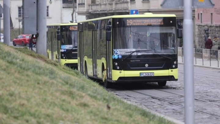Перекриття вул. Тракт Глинянський у Львові 27–28 червня: як змінять рух автобусів через ремонт водопроводу