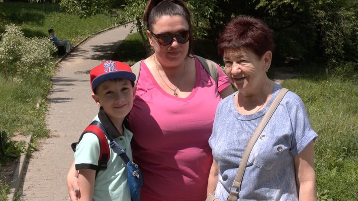 Лебедят на водоймі у Луцьку обергіають працівники місцевого кафе Лебедят на водоймі у Луцьку обергіають працівники місцевого кафе