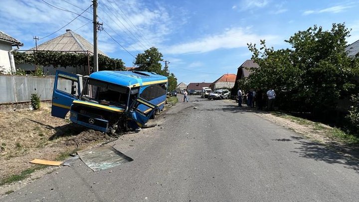 ДТП за участю пасажирського автобуса на Закарпатті: 1 людина загинула, 10 отримали травми