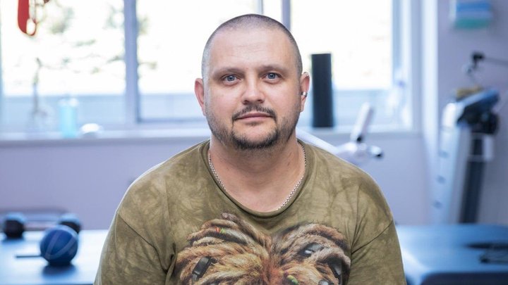 Авто потрапило під мінометний обстріл: історія військового Олександра, який у Дніпрі відновлюється після перелому ноги