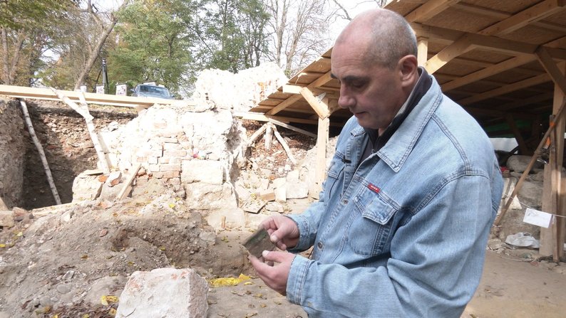 Археологи, розкопки, вхідні двері вежі Галицького замку