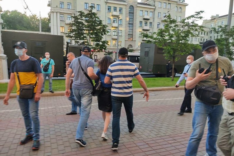 Момент затримання Інни Кардаш білоруськими силовиками у Мінську під час протестів опозиції 19 червня 2020 року