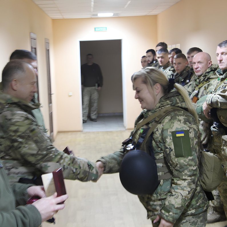 Військова та військовий з Бахмута отримали нагороди за мужність від командувача Олександра Сирського