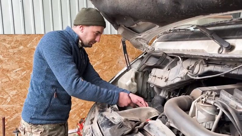 Волинський прикордонник ремонтує автомобілі в прифронтовій зоні