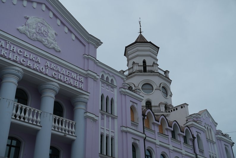 У Сумах демонтують частину пошкодженого ракетною атакою корпусу СумДУ